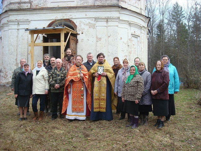 Барахолка парфеньево. Парфеньево храм Воскресения. Храм Воскресения Словущего села Толпыгино.